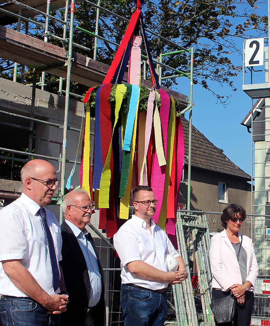 Matthias Fischer (Geschäftsührer Unnaer Kreis-Bau- und Siedlungsgesellschaft) Theodor Rieke (Aufsichtsratsvorsitzender), Martin Kolander (Architekt), und Renate Nick (stellv. Bürgermeisterin der Kreisstadt Unna)
