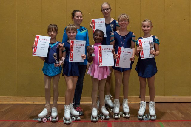 Foto: v.l.: Paula Häußler, Jana Kinder, Jolina Ouedraogo, Stina Mölleken, Lotta Späker
hinten: Trainerin Leonie Meinert, Anica Mölleken
