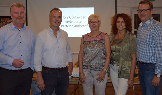 Von Links: Markus Klaus (Referatsleiter des KPV Bildungswerkes NRW), Dr. Michael Wefelnberg (Fraktionsvorsitzender der CDU Hünxe), Marie-Luise Fasse MdL, Ingrid Meyer (1. stellvertretende Bürgermeisterin der Gemeinde Hünxe), Ingo Brohl (Kreisvorsitzender der KPV Kreis Wesel)