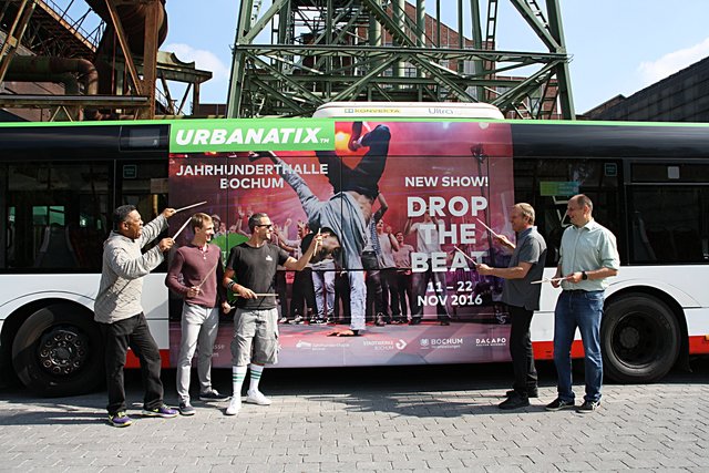 Choreograph Warren Richardson (v.l.), Street-Artist Jan Mutke, Schlagzeuger Jonas Wilms, Urbanatix-Initiator und Regisseur Christian Eggert und Andreas Kuchajda, Geschäftsführer der Bochumer Veranstaltungs-GmbH, demonstrieren schon einmal den Rhythmus, den die Zuschauer in der neuen Urbanatix-Show erleben können.