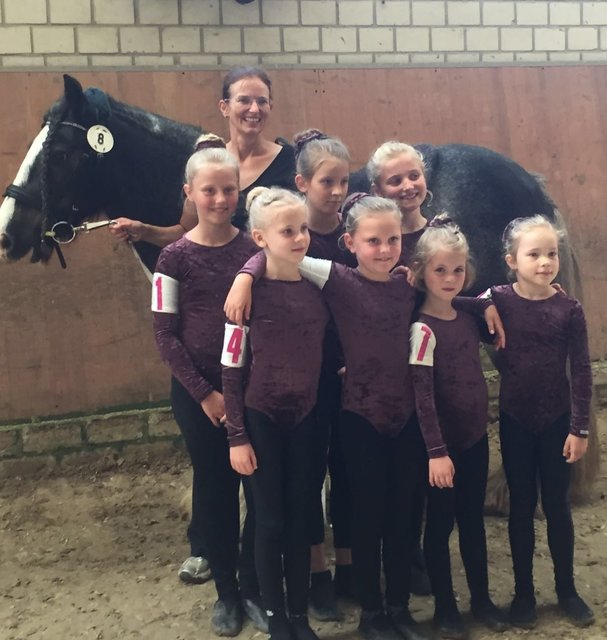 Für Kamen starteten: Joke Faß, Lea Möllenei, Annika Brandt, Laura und Sarah Grundmann, Milena Makoveev und Tabea Brand mit Trainerin Sabine Fritz Foto: privat
