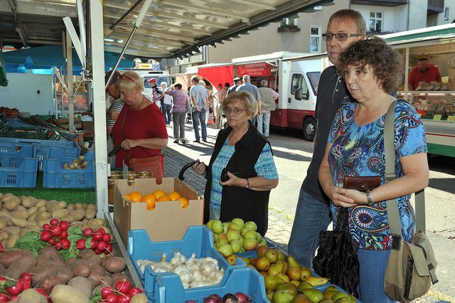 Obst- und Gemüse, Oliven und andere Leckereien, Geflügel und Molkereiprodukte: Schon jetzt ist die Auswahl auf dem Frintroper Markt gut. Doch die Veranstaltung soll weiter wachsen. | Foto: Debus-Gohl