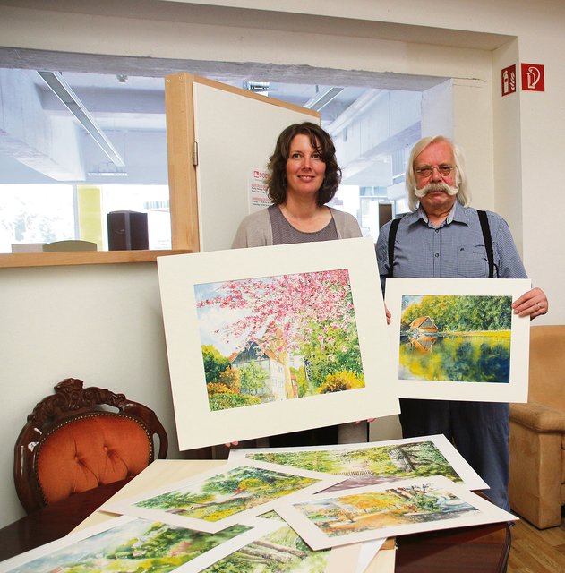 Marita Hill vom SKM und Hermann-Josef Schnell zeigen einige der insgesamt 13 Aquarelle des neuen Kalenders.  Foto: privat