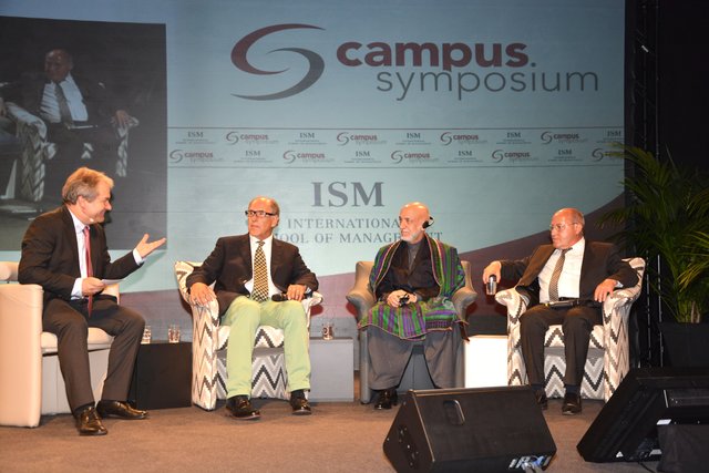 Diskutierten beim Campus Symposium über das Thema "Allianzen im Kampf für Demokratie und Menschenrechte" (v.r.): Dr. Gregor Gysi (MdB), S.E. Hamid Karzai (ehem. Staatspräsident Afganistan) und Jörg Helmut Trauboth (international tätiger Krisenmanager und ehem. NATO-Generalstabsoffizeir der Luftwaffe). Dr. Martin Kessler (l.) moderierte.