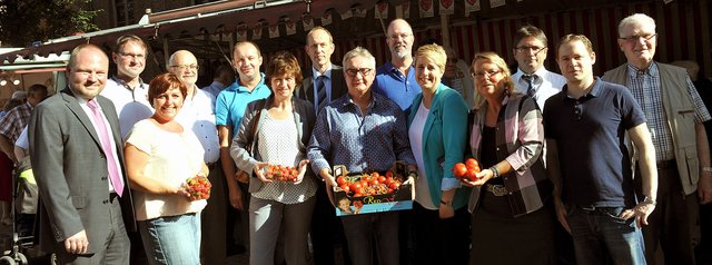 Jede Menge strahlende Gesichter bei den Verantwortlichen. Dass es mit dem Markt in Frintrop so schnell geklappt hat, ist eine tolle Sache. Da sind sich durch die Bank alle einig. Fotos (2): Debus-Gohl