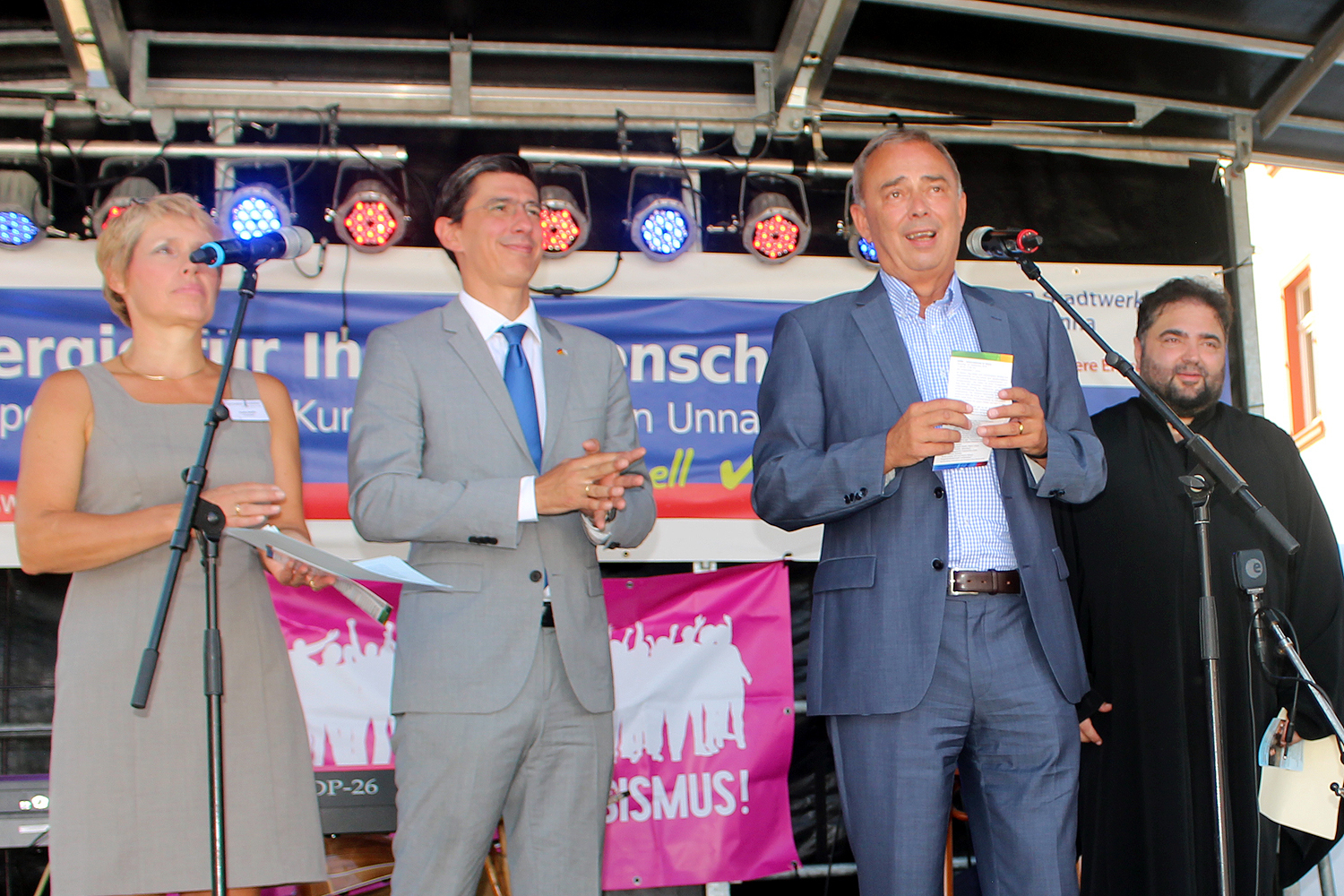 Die Vorsitzende des Integrationsrats Ksenija Sakelšek, Generalkonsul Grigorios Delavekouras, Bürgermeister Werner Kolter und Pater Dr. Filotheos Maroudas