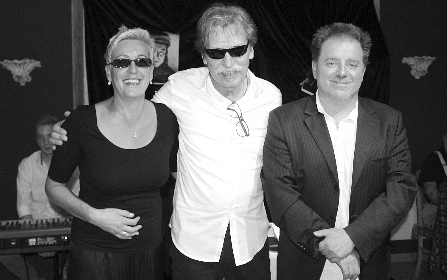 Bärbel Elanié und Martin Adamczewski freuen sich mit Raimon Weber auf einen spannenden Krimi-Abend