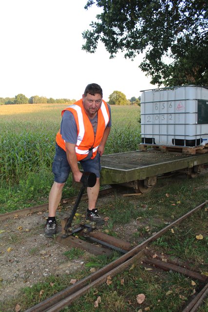 Ralf Rutkat packt beim Bau der Trasse mit an und stellt eine Weiche auf dem Betriebsgelände am Hof Haferkamp in Gahlen.