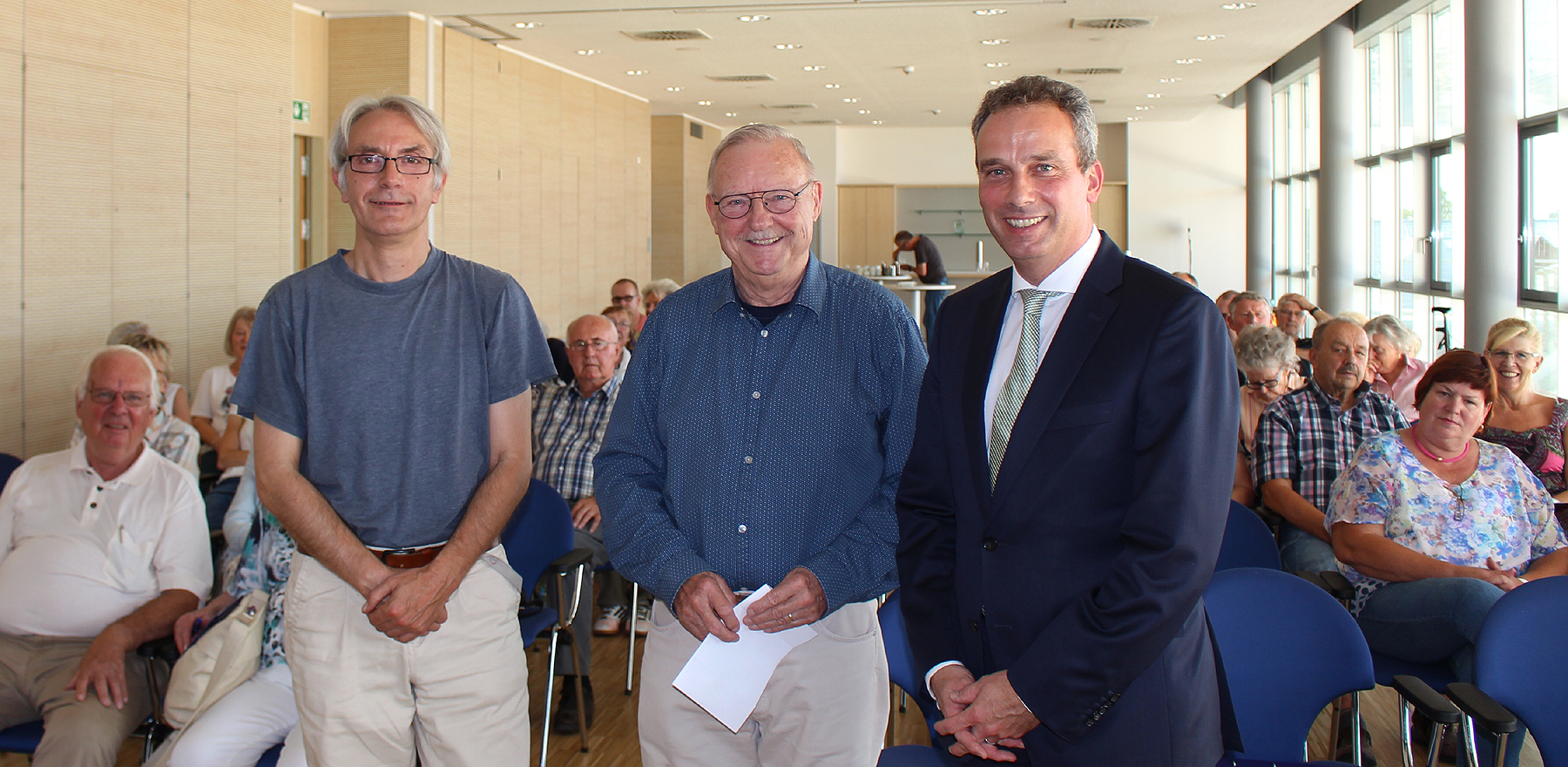 Friedhelm Grafweg (Dipl. Psychologe am Zentrum für Psychiatrie der Ubbo-Emmius-Klinik Norden, Dr. Hans Wille (Gruppenleiter Parkinson-Forum Unna) und Direktor Peter Zahmel (Leiter der Volksbank Niederlassung Unna)