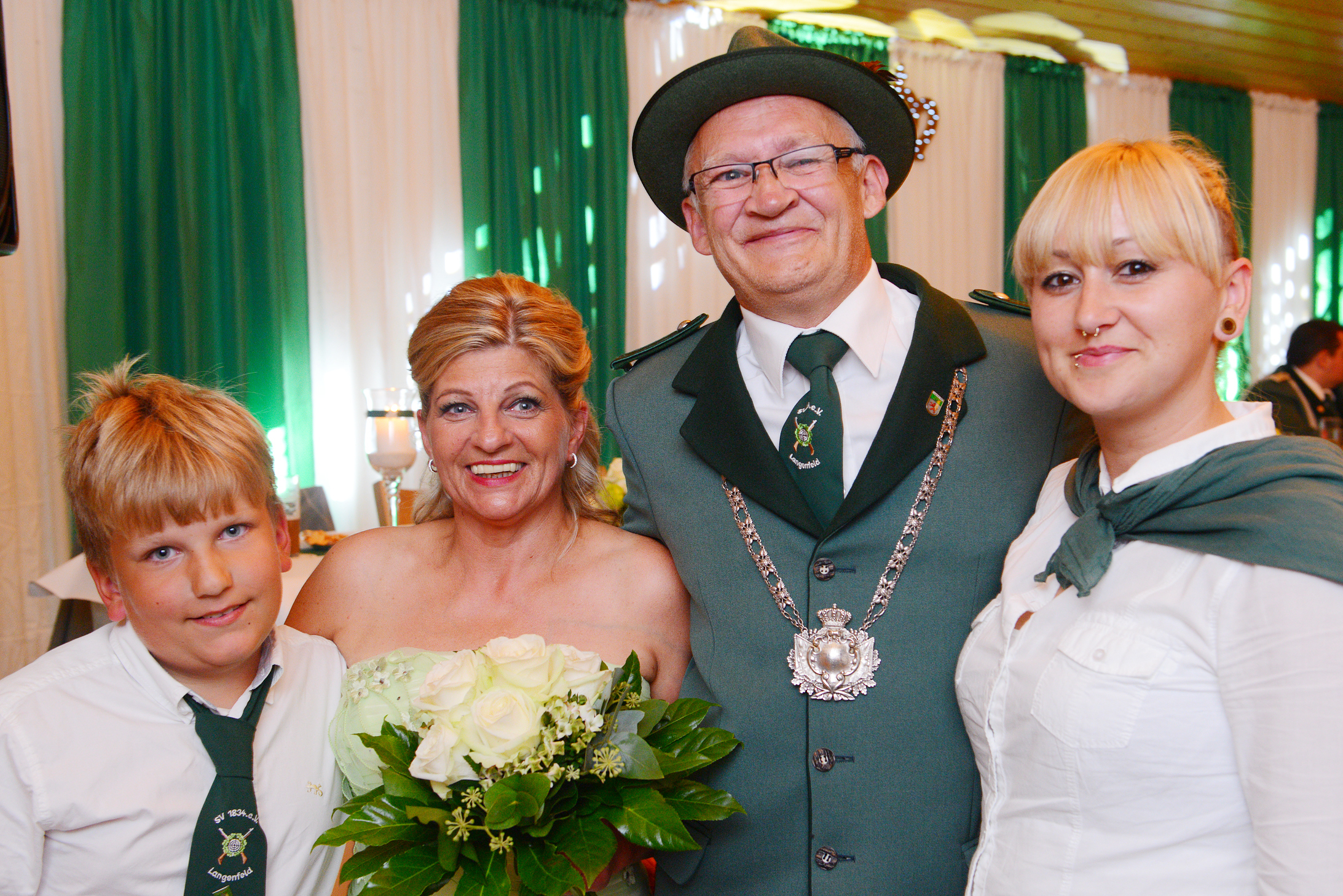Das Neue Schützenkönigspaar Norbert Graffweg und Ewa Broschk (m.), die neue Jungschützenprinzessin Melanie Koprek (r.) und der neue Schülerprinz Dennis Broschk (l.). Foto: Michael de Clerque