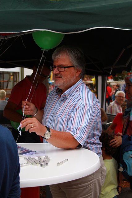 Bürgermeister Rebbe half mit, die ausgefüllten Karten der Kinder an die Ballons zu binden.