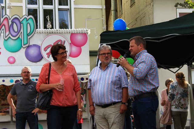 Sabrina Müller (Ausschussvorsitzende), Bürgermeister Friedrich-Wilhelm Rebbe (Mitte) und Andreas Alexius als Ideengeber.