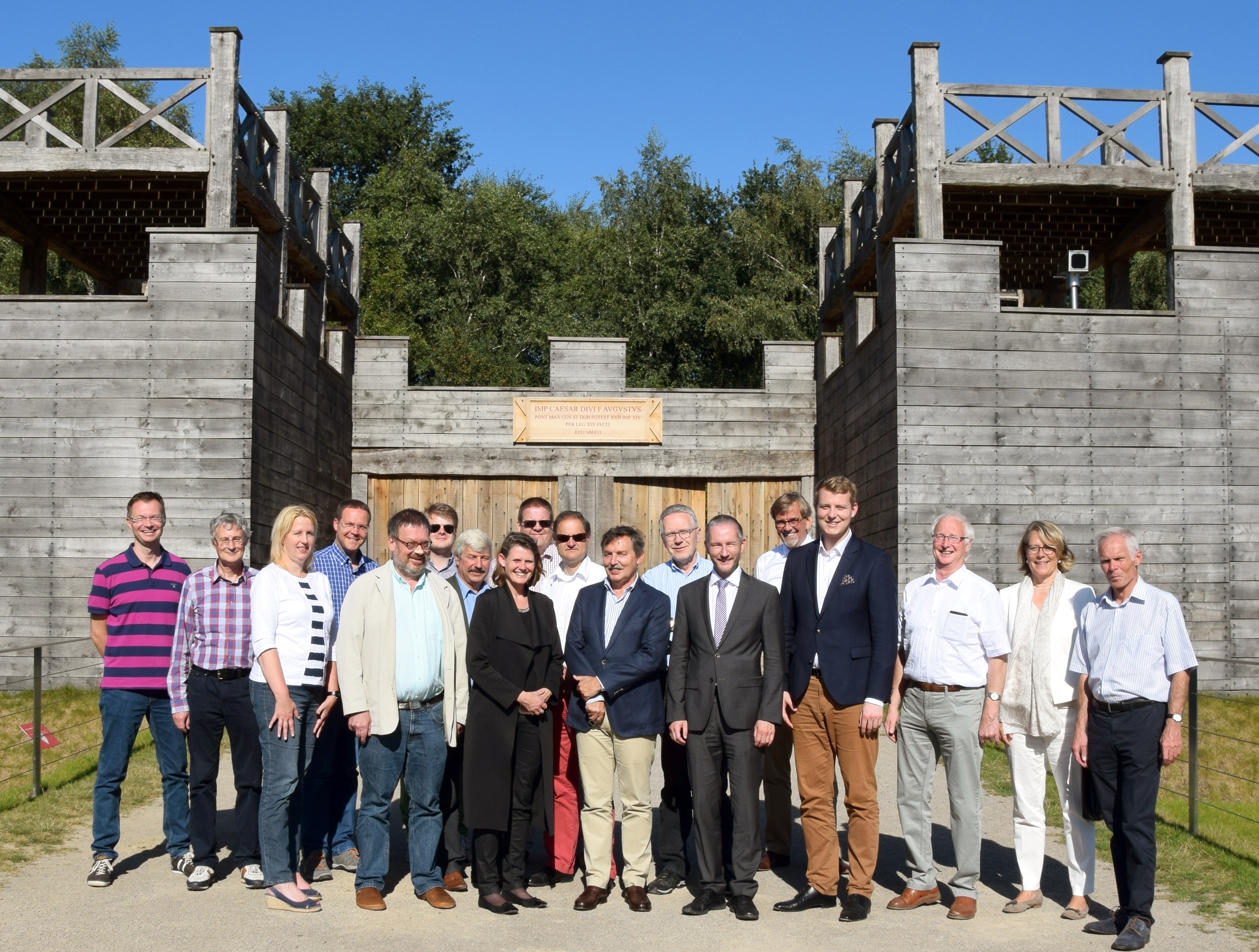 Dr. Rudolf Aßkamp (Bildmitte), LWL-Landesrätin Judith Pirscher (Bildmitte li.), Stephen Paul (Bildmitte re.), Henning Höne MdL (4.v.re.), Dr. Christoph Grünewald (5.v.li), Christine Dohmann (3.v.li) und weitere Mitglieder der FDP-FW-Fraktion im LWL