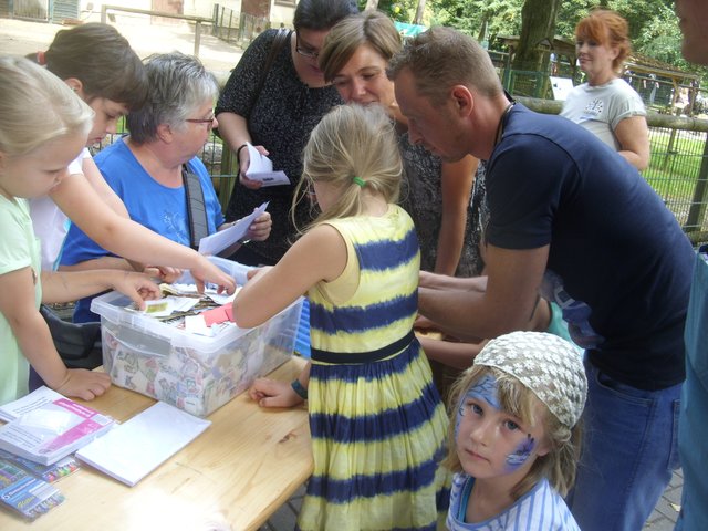 Kinder malen ihre Briefmarken zum Thema Olympische Spiele