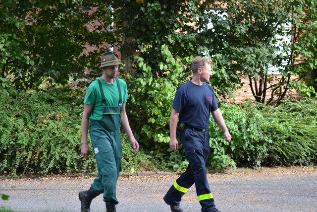 Imker Rosenfeld mit einem Kollegen der Feuerwehr Waltrop. Leider passt der Drehleiterwagen der Feuerwehr Waltrop nicht an die benötigte Stelle im Park.