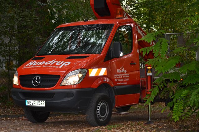 Die Firma Hundrup GmbH aus Waltrop zeigte ihre Verbundenheit zum Naturschutz und stellte kostenfrei diesen Hubsteiger zur Verfügung.