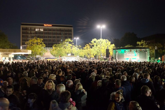Viele Tausend begeisterte Besucher schauten sich im letzten Jahr den Feuerabend am Rathaus an. In diesem Jahr werden die Gäste noch mehr Platz haben. Foto: Stefan Kuhn