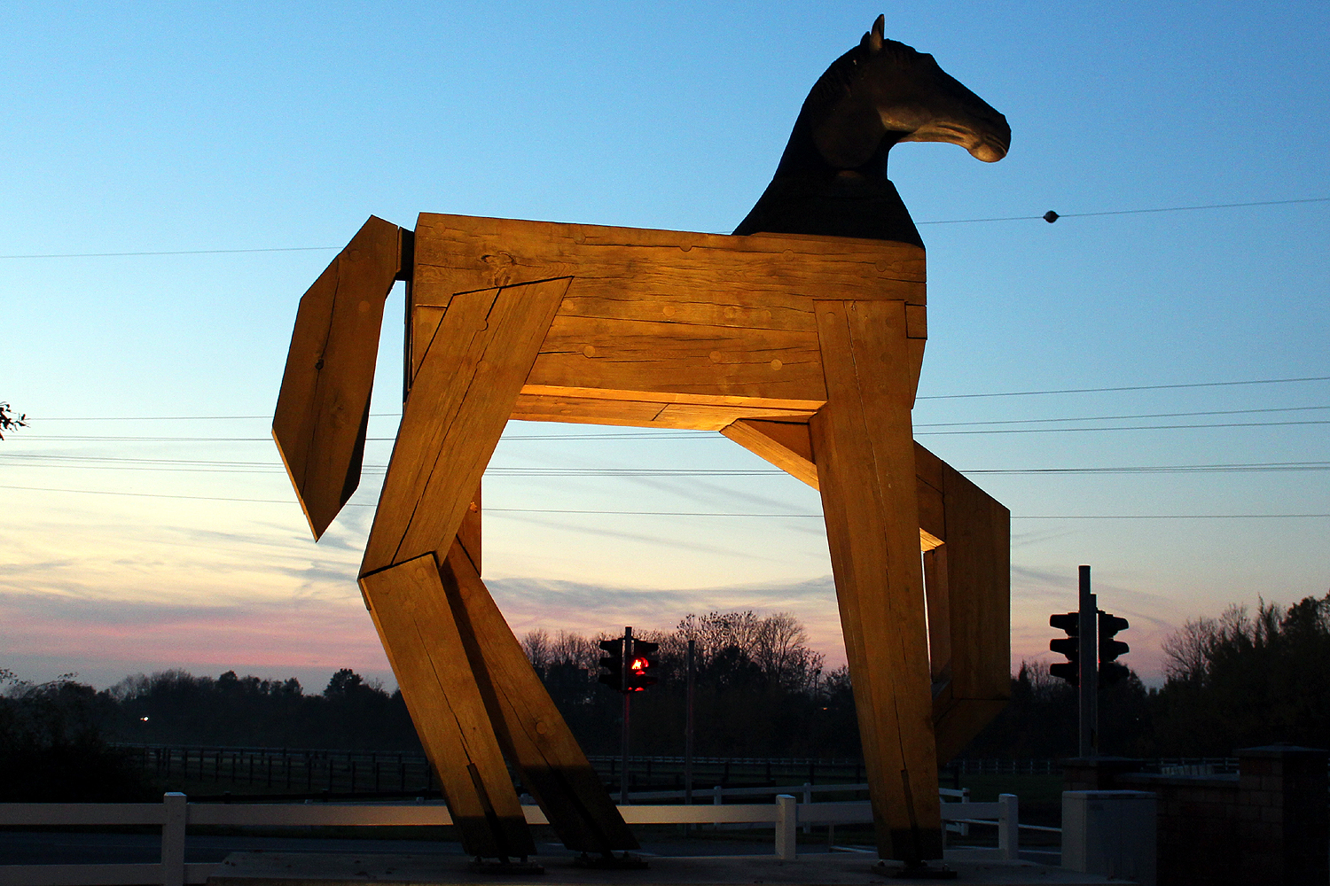 Abendstimmung am Reitsportzentrum. Das Große Pferd ist das weithin sichtbare Wahrzeichen des Reitsportzentrums ■ Fotoarchiv © Jürgen Thoms