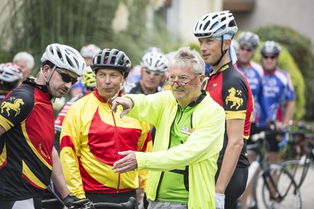 Da geht's lang! Helge Kondring, Organisator des Hospiz-Radelns, war nie um einen Tipp verlegen. Foto: Stefan Kuhn