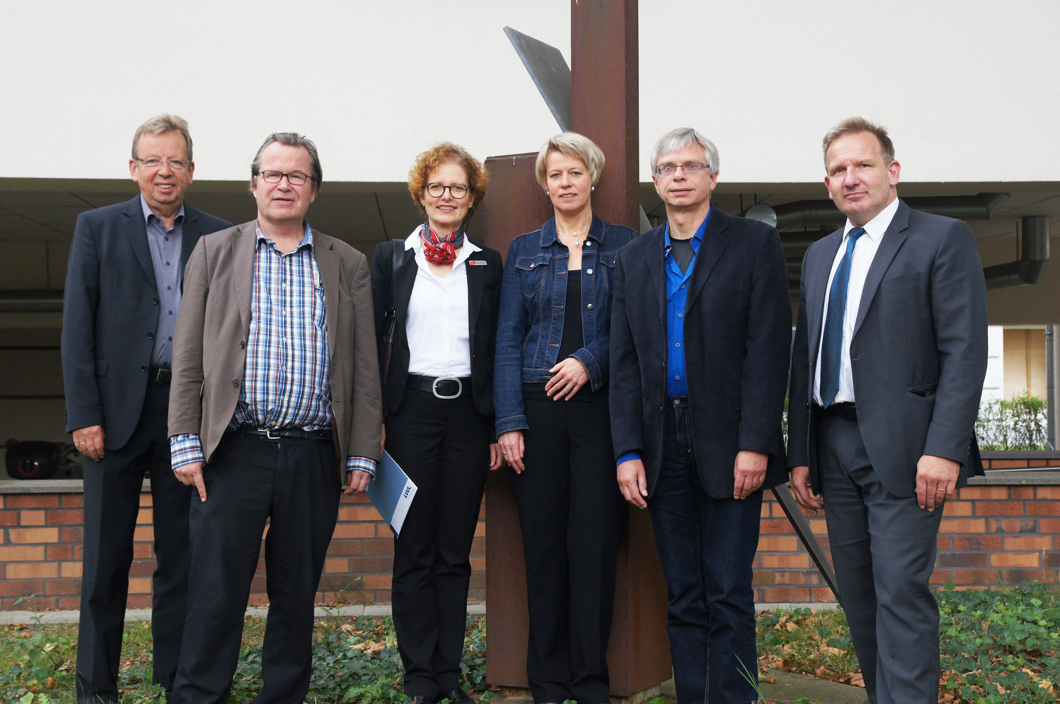 Verantwortlich für die DGPPN-Ausstellung (v.l.): Eckhard Sundermann, Vorsitzender der Kommunalen Inklusionskonferenz, Prof. Dr. Georg Juckel, Ärztlicher Direktor des LWL-Universitätsklinikums, Margit Salzmann, Sparkasse Bochum, Marita John, Geschäftsführerin der Diakonie Ruhr Wohnen gGmbH, Dr. Jörg Kalthoff, Gemeindepsychiatrischer Verbund Bochum sowie. Dr. Jürgen Höffler, Chefarzt am Martin-Luther-Krankenhaus.
