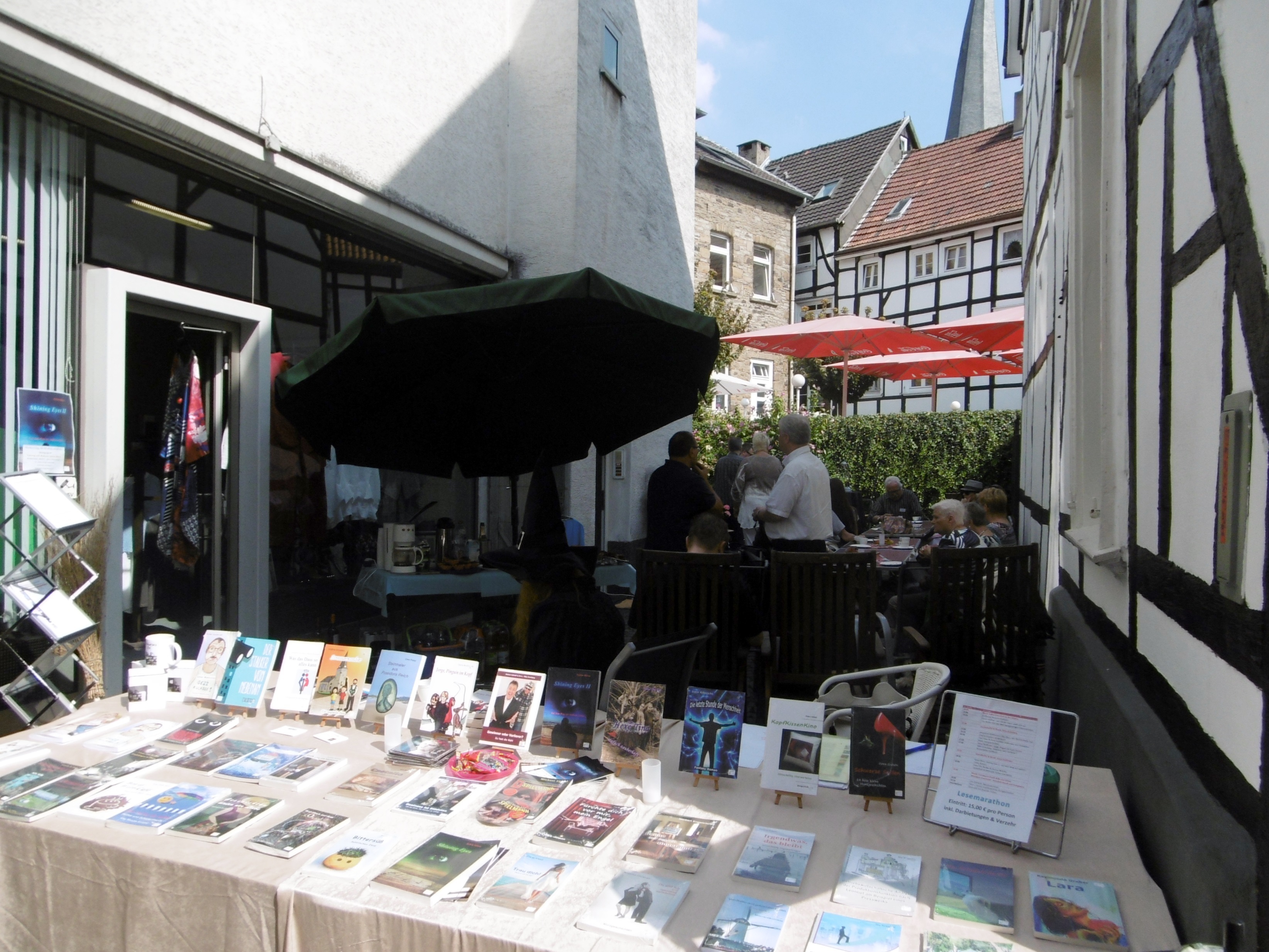 Bei herrlichem Sommerwetter startete der HATTINGER Lesemarathon mitten in der Altstadt!