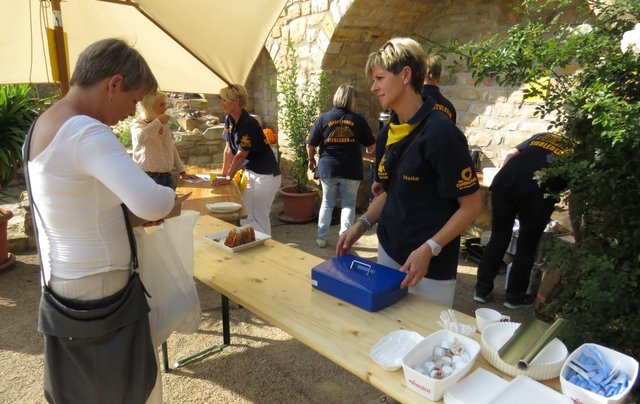 Am Kuchen/Kaffee-Stand wurden gerade die letzten Stückchen eines herrlichen Gugelhupfs verkauft.