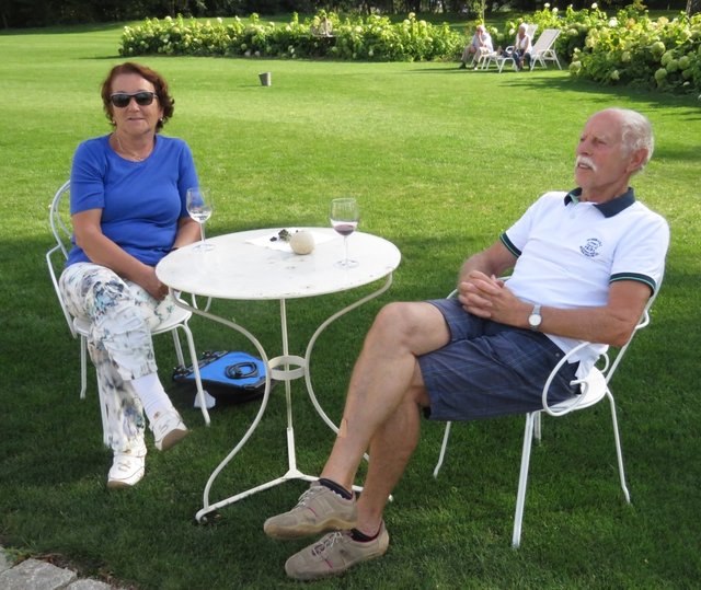 Sichtbar totale Entspannung und Genießen des wundervoleln Nachmittag in diesem Park.
