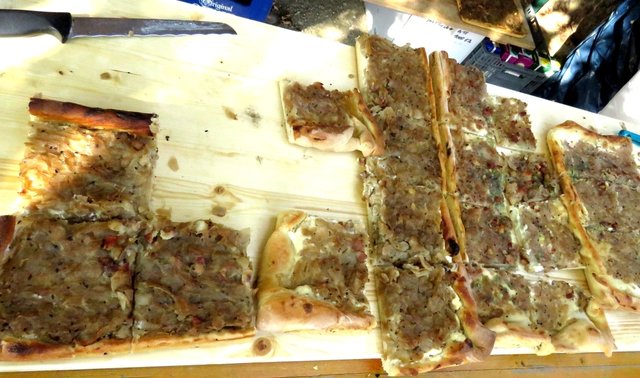 Mich interessierte besonders der Zweibelkuchen - von dem ich mir ein Randstückchen wünschen durfte.