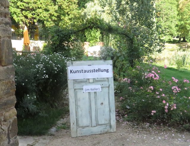 Diesen Ausstellungskeller zeige ich in einem anderen Beitrag. Heute bleiben wir vor dem Schloss in der Sonne.