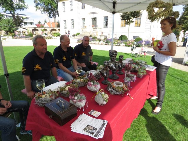 Männer, die sich offensichtlich nicht alleine trauen . . .