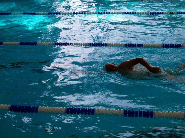 Hubert Stüber bei seinem erst Wettkampf im Schwimmen