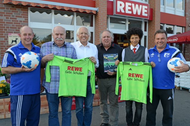 Andreas Janzen (BW Wulfen), Heinz Lochmann (BW Wulfen), Klaus Schulten (Rewe Geschäftsführer), Ulrich Schulten (Rewe Geschäftsführer), Julian Rosario (Rewe Azubi und Spieler BW Wulfen) und Stefan Knieper (BW Wulfen)