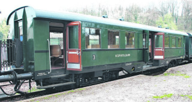 Im historischen Wagen Platz nehmen und die Fahrt genießen.