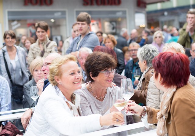 Auch Genießer kommen auf ihre Kosten. Ein Gläschen Wein lädt so zum Verweilen ein. Foto: Heike Cervellera