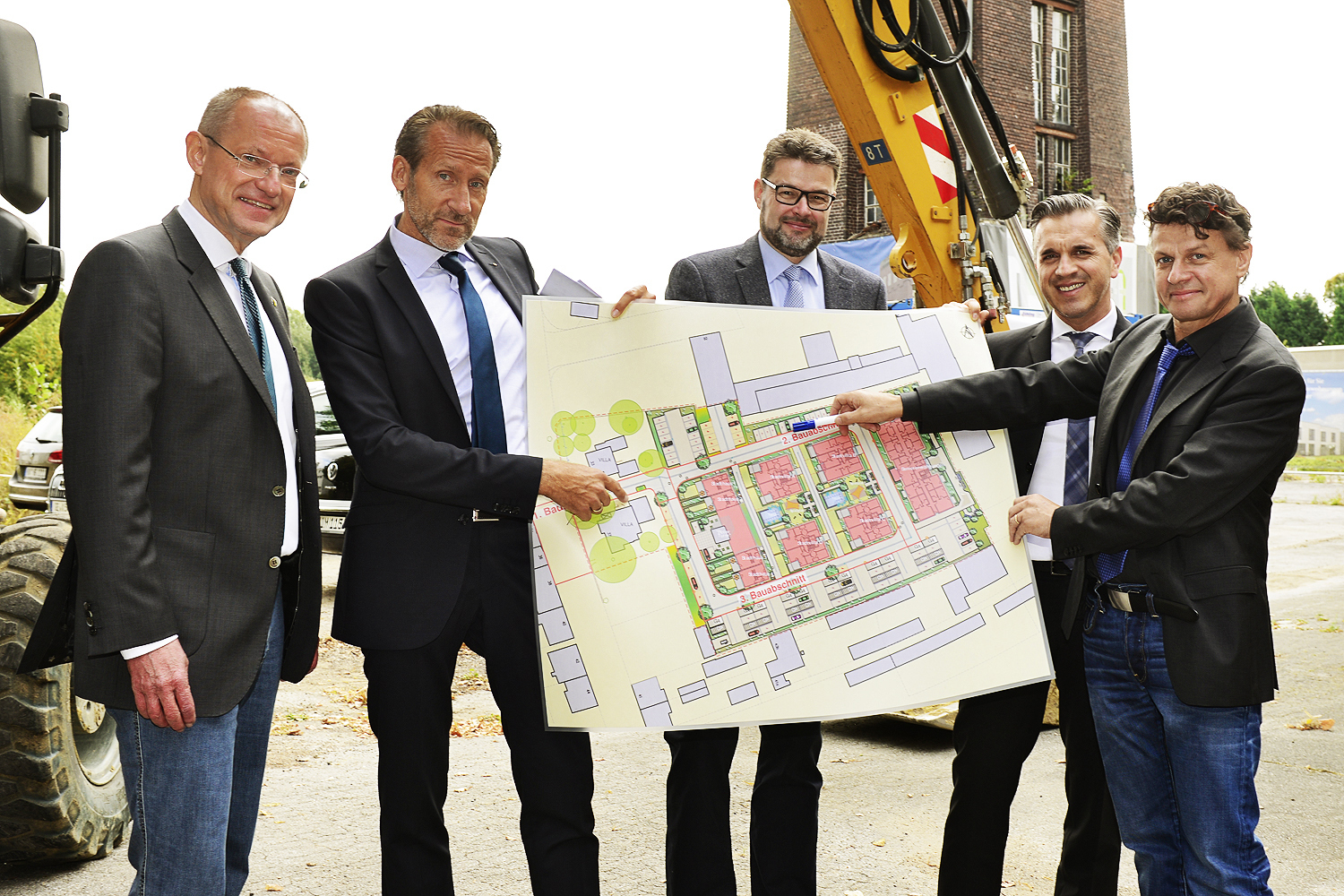 Präsentierten (von links nach rechts) sichtlich stolz die Pläne für das Neubaugebiet "Roter Turm" an der Grabenstraße: Ulrich Roland (Bürgermeister), Frank Purrnhagen (Volksbank), Markus Dume (Bauunternehmer), Harfid Hadrovic (Geschäftsführer Harfid GmbH) und Gregor Krisztian (Technischer Geschäftsführer "Roter Turm"). Foto: Kariger