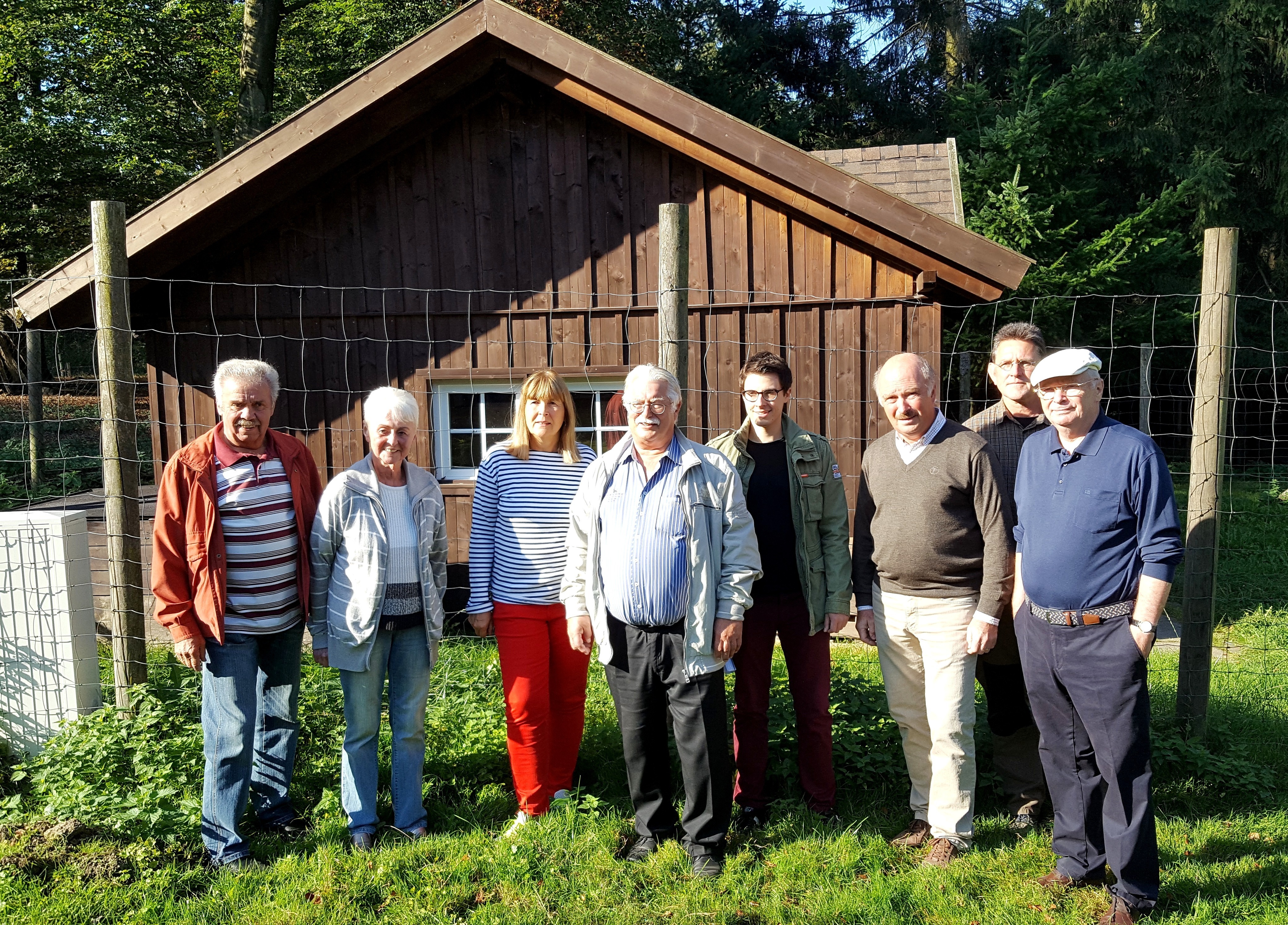 Der Vorstand des Wildgatter-Fördervereins steht inmitten des Geheges vor der Hütte für die Helfer.
Foto: Henschke