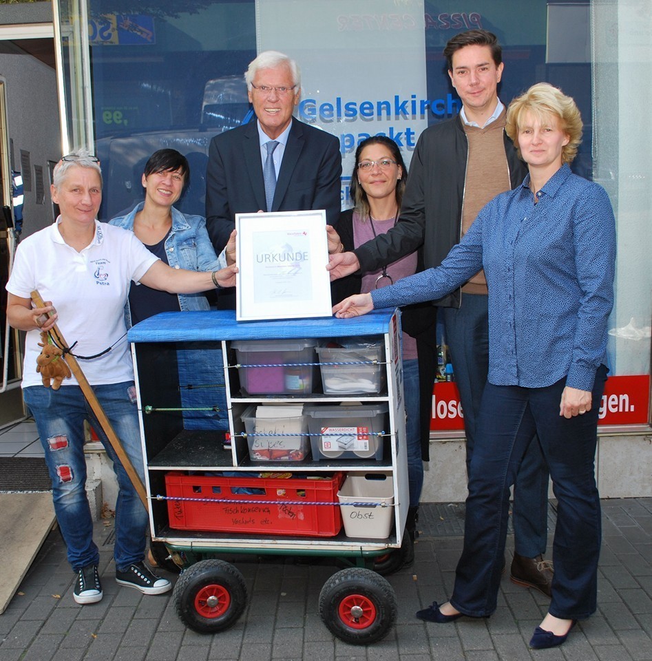Die Vorsitzende Bianca Wollbrink (4.v.l.) und ihre Mitstreiterinnen (v.l.) Petra Bec, Anja Barthel und Elisabeth Ulatowski freuen sich über den zweiten Preis im Wettbewerb „Westfalen bewegt“ 2016, den Dr. Peter Paziorek (3.v.l.) für die Westfalen-Initiative und Sebastian Buntkirchen für die Stiftung "Schalke hilft“ an die Vertreterinnen des Vereins „Gelsenkirchen packt an! – Warm durch die Nacht“ überreichten.Foto: Westfalen bewegt
