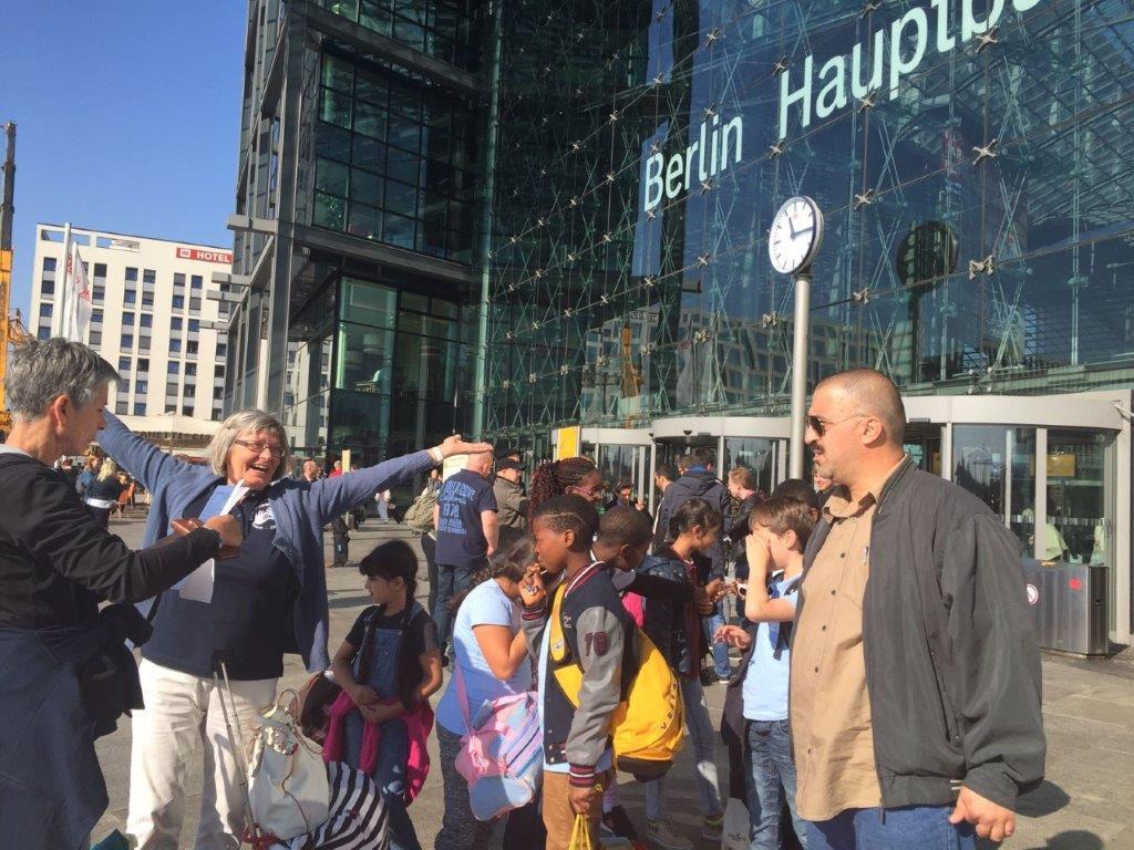 Hurra, wir sind in Berlin! Bodelschwingh-Rektorin Hanne Herz-Höhke (li.), Erzieherin Christina Böckler, Schulkonfrenzvorsitzender Mohamed Makhlouf und zehn "Flüchtlings-Glückskinder" sind happy. Fotos: Privat