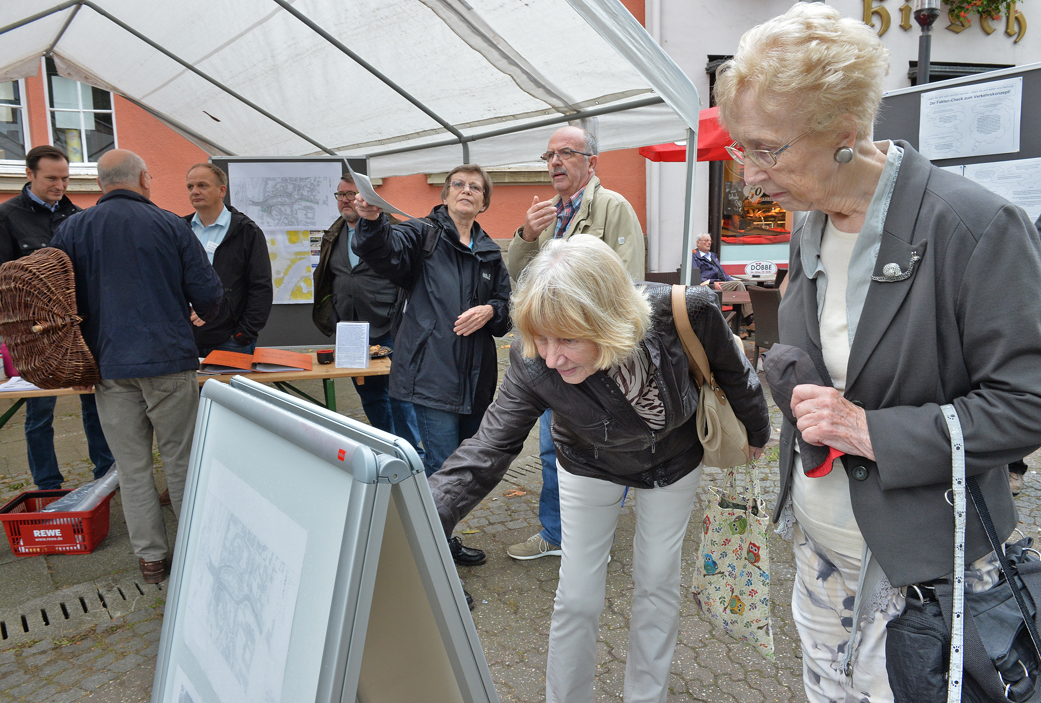 Das Bündnis "Pro Verkehrskonzept" informierte vor dem Werdener Rathaus. Foto: Bangert