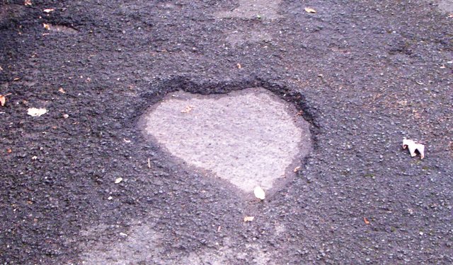 Der  "Teerfleck", ich finde dieses fehlende Stück Asphalt könnze man ruhig lassen und den Slogan der Stadt ändern" Kamen, eine Stadt mit Herz.