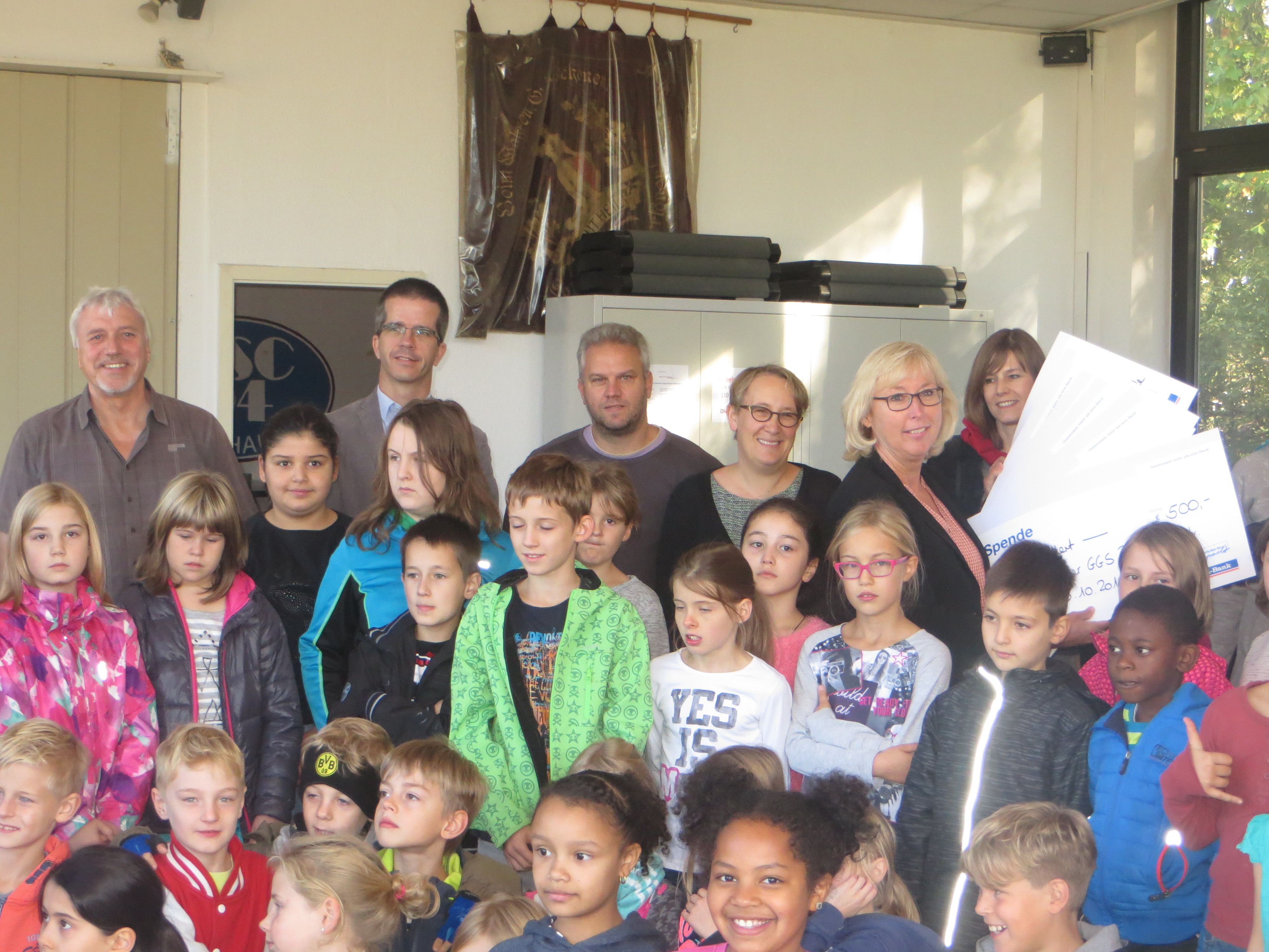 Im Hintergrund v.l. Jürgen Keusemann, OSC; Robert Hüllen, Krupp Gymnasium; M. Spies und Frau Schlette, beide Sekundarschule; Roswitha Weyandt, Sparda-Bank und Marita Lebrun, KGS Grabenstraße
