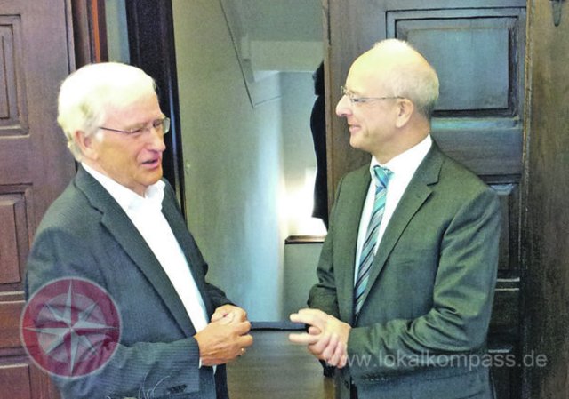 Dr. Heino Thiele (l.) während der Ausstellung „Werden aus Sicht der Kartographen“ im Bürgermeisterhaus im Gespräch mit dem damaligen OB Reinhard Paß.
Foto: Archiv