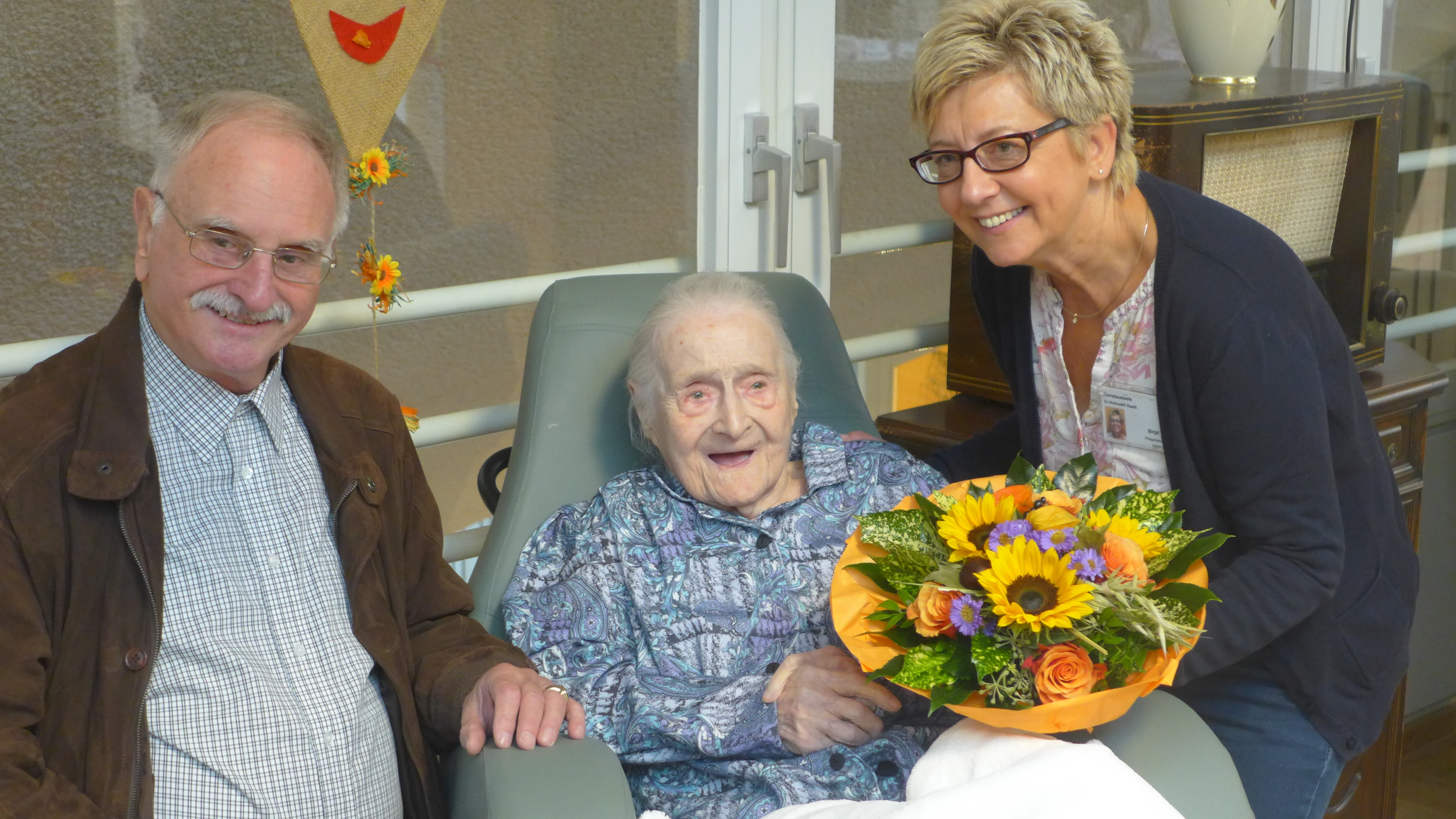Ella Lydia Auguste Neumann mit ihrem Großneffen Gerd Michelbrink und der Pflegedienstleiterin des Wohnstiftes Raadt Birgit Berlik. (Foto Emons)