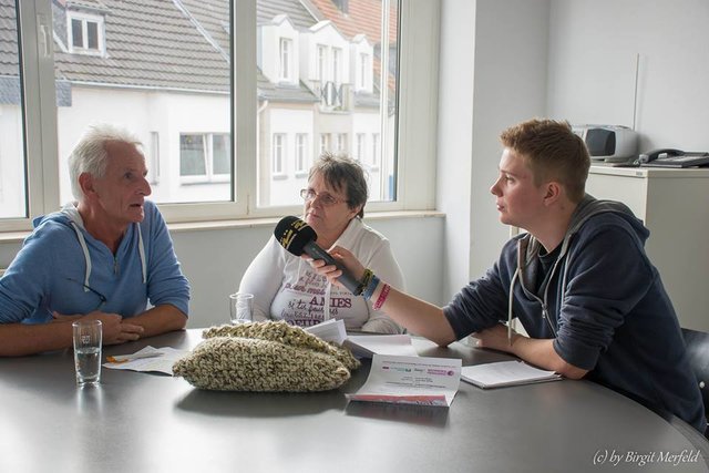Reinhold Kohls und ich bei Antenne Niederrhein. Es war eine sehr schöne entspannte Atmosphäre und Alexander ein netter junger Mann, das ist der, ders Micro in der Hand hält. Danke Alexander .