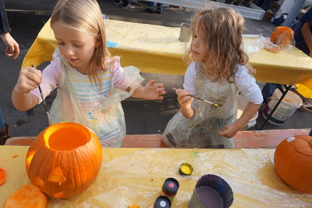 Maja (links) und Charlotte schnitzten und bemalten ihren Kürbis mit viel Geduld, Laura Heilwagen hat den vielen Kindern wo nötig assistiert.