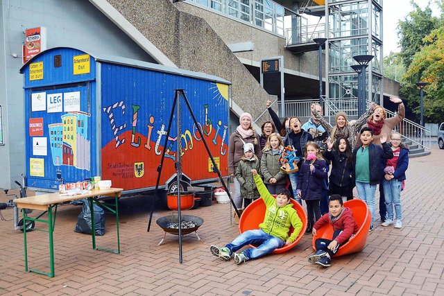 Mitten im Einkaufszentrum Scharnhorst feierte das Flitzmobil-Team mit den kleinen und großen Gästen am Bauwagen den vor einem Monat gewonnenen Kinder.Kultur.Preis. NRW 2016.