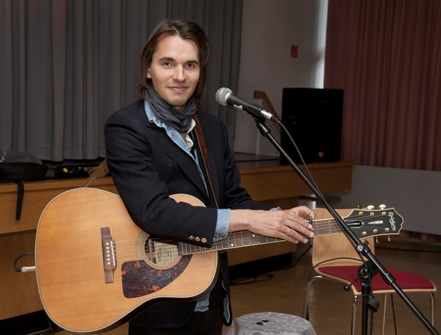 Dan Raza, Singer-Songwriter aus England, begeisterte bei seinem Konzert in Essen die Zuhörer. Foto: Olaf Eybe