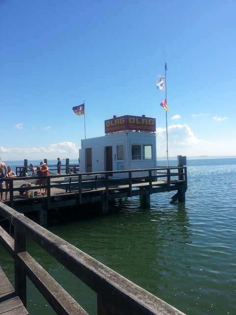 Direkt am Ort des Geschehens, wenn es drauf ankommt: die Wachstation der DLRG ist genau auf einem
Bootsanleger postiert. Hier kann dann für den Einsatz auch direkt das Einsatzboot in Reichweite festgemacht werden.