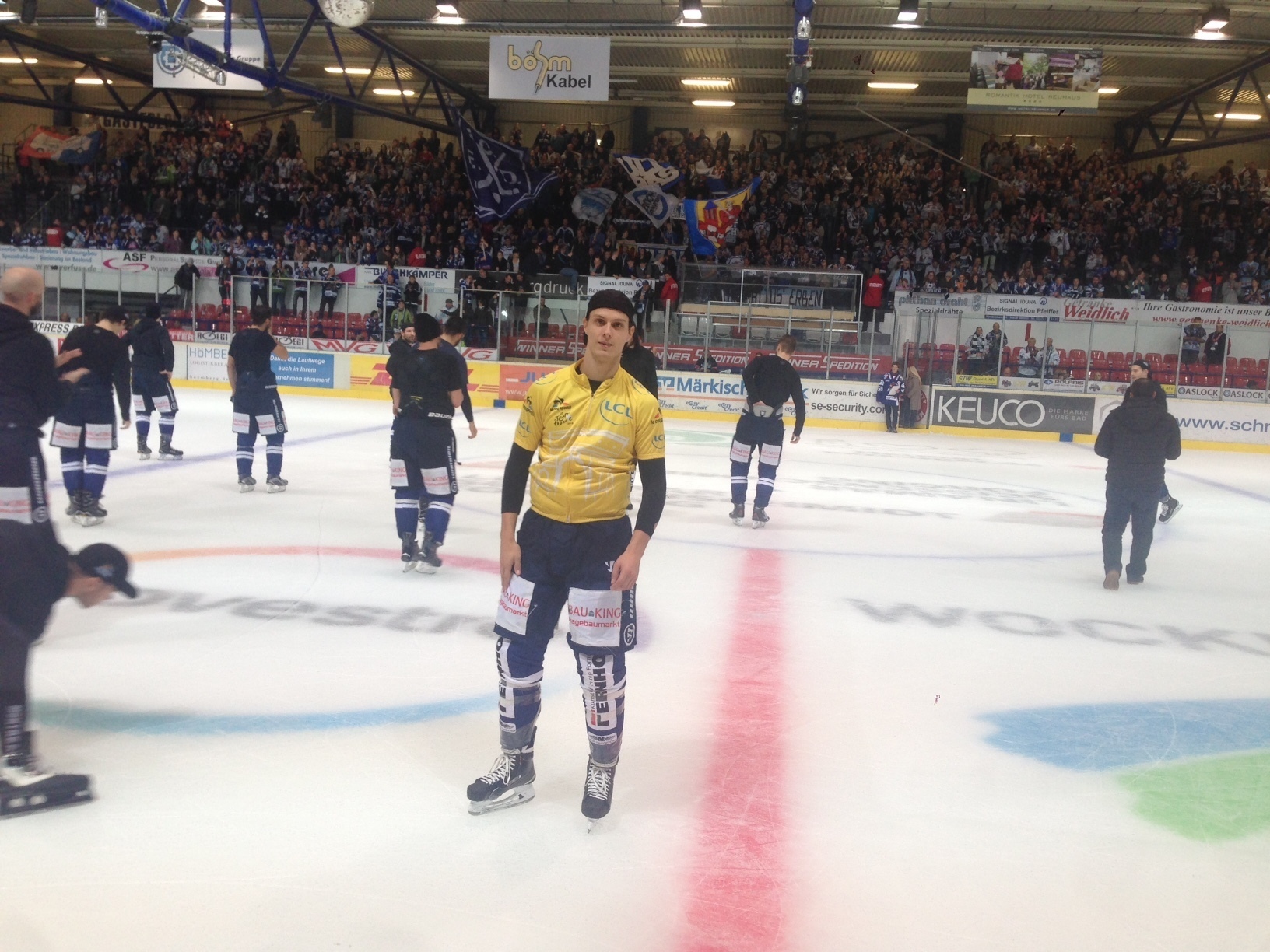 Marcel Kahle bekam nach seinem gelungenen Comeback gegen Augsburg von Kapitän Jason Jaspers das gelbe Trikot für den Spieler des Spiels vor der Ehrenrunde überreicht. Foto: Günther