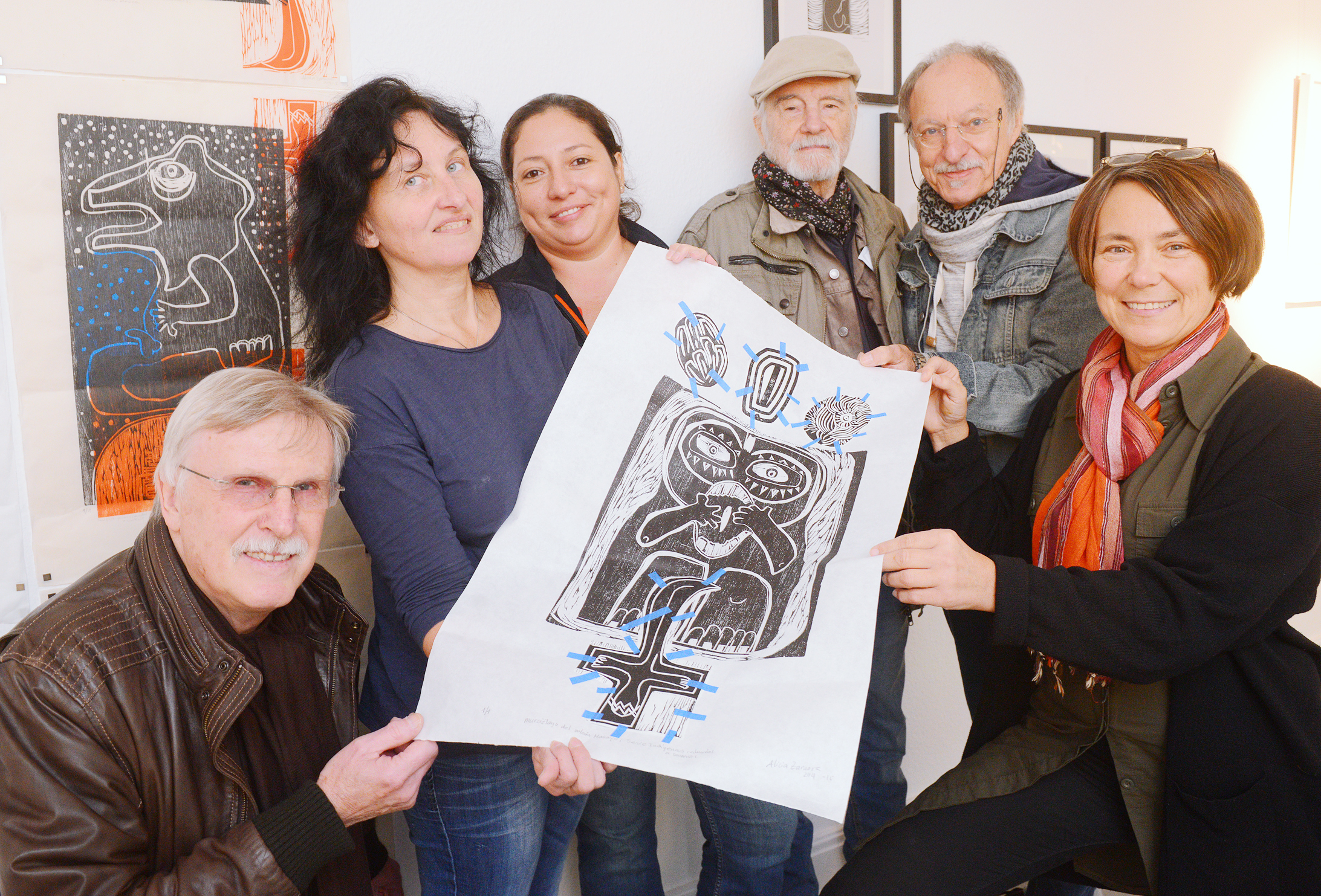 Freuen sich über den Ausstellungsstart in Hilden: Jan Masa, Karin Dörre, Alicia Zamora, Hans van den Bergh, Wilfried H.G. Neuse und Barbara Verhoeven. Die Drucke stammen von Alicia Zamora.